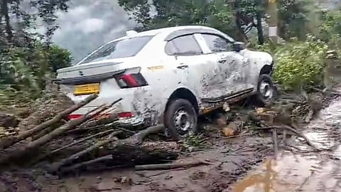 கனமழை: போடி மெட்டு மலைச்சாலையில் மண் சரிவு- வெள்ளத்தில் அடித்து செல்லப்பட்ட கார்