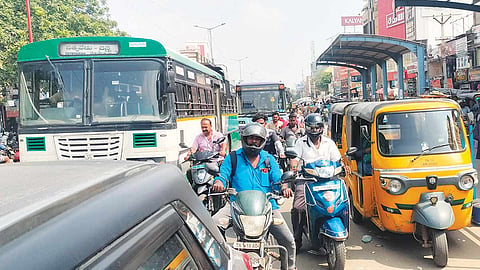 பஸ் நிலையம் அருகே போக்குவரத்து நெரிசல்: ஆட்டோக்களை முறைப்படுத்த வாகன ஓட்டிகள் கோரிக்கை