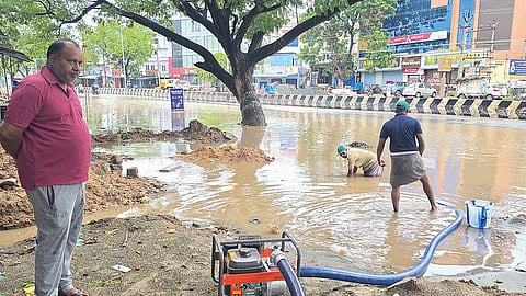 ராமநாதபுரத்தில் விடிய, விடிய கொட்டித்தீர்த்த கனமழையால் பொதுமக்கள் இயல்பு வாழ்க்கை முடங்கியது