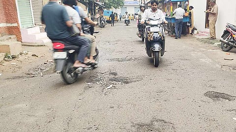 தொடரும் மழையால் பல்லாங்குழிகளாக மாறிய சென்னை சாலைகள்