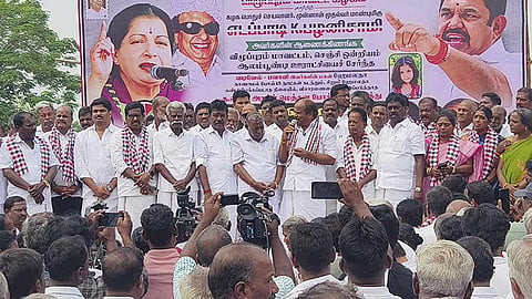 செஞ்சியில் மாயமான சிறுமியை கண்டுபிடிக்க கோரி அ.தி.மு.க.வினர் ஆர்ப்பாட்டம்