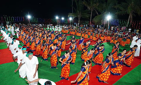 பல்லடம் கோவில் திருவிழாவில் வள்ளி கும்மியாட்டம் அரங்கேற்றம் நடைபெற்ற காட்சி.