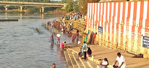 பவானி கூடுதுறையில் புனிதநீராடிய பக்தர்கள்.