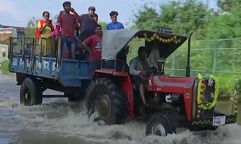 ஐ.டி. ஊழியர்கள் டிராக்டரில் பணிக்கு செல்வதை படத்தில் காணலாம்.