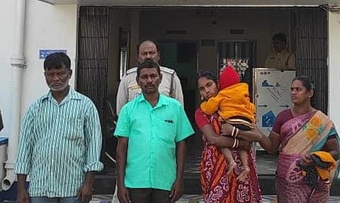 கொல்கத்தாவில் மீட்கப்பட்ட இளம்பெண் சுமித்ரா மற்றும் அவரது குழந்தை.
