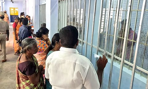 பாளை ஜெயிலில் இன்டர்காம் மூலம் கைதிகளுடன் பேசிய உறவினர்கள்.