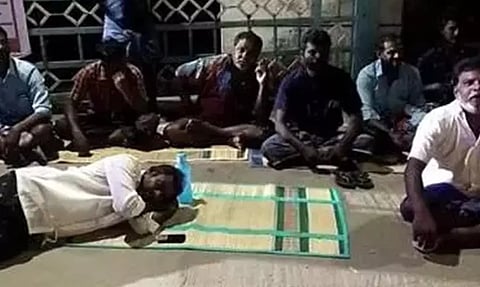 தூத்துக்குடி விசைப்படகு தொழிலாளர்கள் நேற்றிரவு மீன்பிடி துறைமுகத்தில் போராட்டத்தில் ஈடுபட்ட காட்சி.