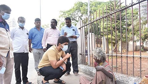 நடைபாதையில் ஆதரவற்ற மூதாட்டியிடம் நலம் விசாரித்த மாநகராட்சி கமிஷனர்