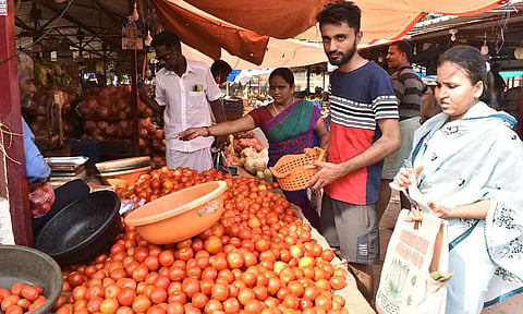 ஈரோடு மார்க்கெட்டில் தக்காளி விலை குறைந்தது