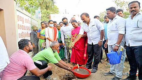 மரக்கன்றுகள் நடும் திட்டத்தை அமைச்சர் கீதாஜீவன், மேயர் ஜெகன் பெரியசாமி தொடங்கி வைத்தபோது எடுத்தபடம்.