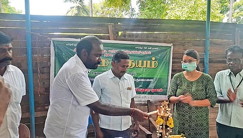 கண் சிகிச்சை முகாம் குத்துவிளக்கேற்றி தொடங்கப்பட்ட காட்சி.