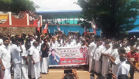கூடலூர் ஆர்.டி.ஓ. அலுவலகம் முன்பு அ.தி.மு.க.வினர் ஆர்ப்பாட்டம்
