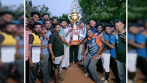  முதல் பரிசு பெற்ற அணிக்கு பரிசு கேடயம் வழங்கப்பட்டது.