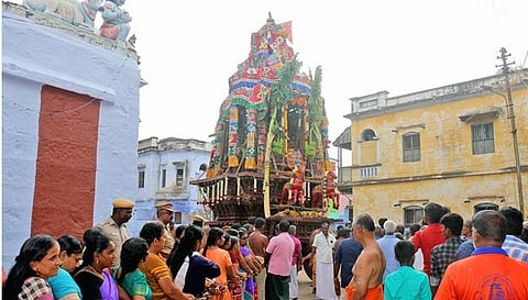 தேரை பக்தர்கள் வடம் பிடித்து இழுத்த காட்சி.