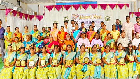 25 ஆண்டுகளுக்கு பின் சந்தித்துக்கொண்ட ஆசிரியர்களும், மாணவர்களையும் படத்தில் காணலாம்.