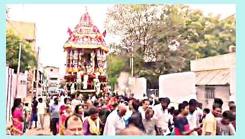 தேரோட்டத்தில் பங்கேற்ற பக்தர்கள். 