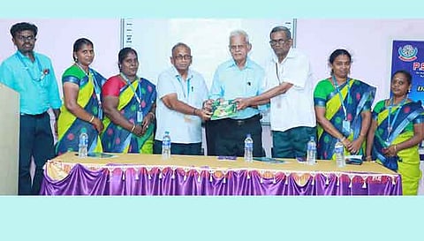 தமிழ்ச்சோைல புத்தக வெளியீட்டு விழாவில் பங்கேற்றவர்கள். 