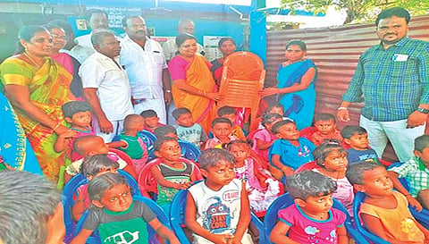 அய்யன் கோவில் தெரு அங்கன்வாடி மையத்தில் குழந்தைகளுக்கு தேவையான உபகரணங்களை அமைச்சர் கீதாஜீவன், மேயர் ஜெகன் பெரியசாமி ஆகியோர் வழங்கினர்.