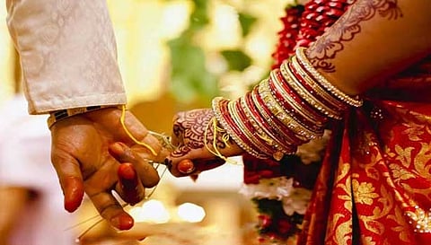சரக்கு ஆட்டோ டிரைவரை கரம் பிடித்த கல்லூரி மாணவி