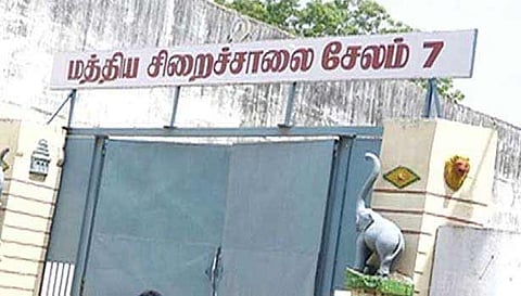 கைதி ரகசியமாக வெளியில் சென்ற விவகாரம்: சேலம் மத்திய சிறையில் டி.ஐ.ஜி. அதிரடி விசாரணை