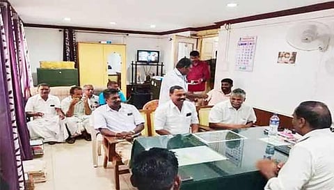 யானைகள் ஊருக்குள் வருவதை தடுக்க அகழிகளை முறையாக தூர்வார வேண்டும்
