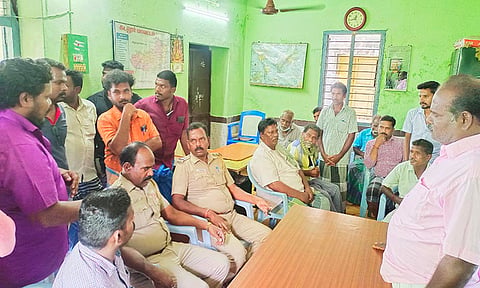 ஆவினங்குடி போலீசார் போராட்டத்தில் ஈடுபட்டவர்களிடம் பேச்சுவார்த்தை நடத்தினார். 