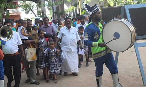  வாத்தியங்கள் முழங்கள் பள்ளிக்கு வந்த மாணவ- மாணவிகள் வரவேற்கப்பட்டனர்.