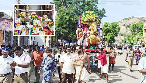 மொட்டையரசு திருவிழாவில் தங்க குதிரை வாகனத்தில் தெய்வானையுடன், முருகப்பெருமான் எழுந்தருளினார்.