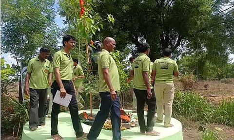 அவுரங்காபாத்தில் மனைவியால் பாதிக்கப்பட்ட ஆண்கள் நடத்திய நூதன வழிபாடு