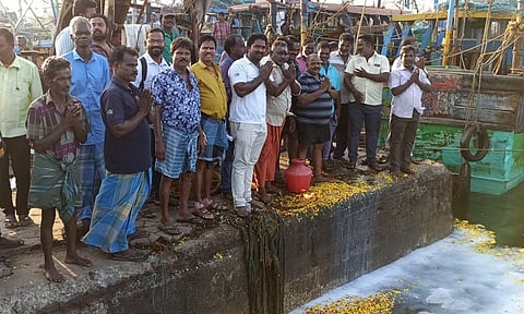 காசிமேடு மீனவர்கள் கடலுக்கு பூஜை செய்து மீன்பிடிக்க சென்றனர் 
