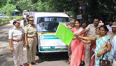 பேரணியை தேசிய குழந்தைகள் உரிமைகள் பாதுகாப்பு ஆணைய உறுப்பினர் சரண்யா ஜெயக்குமார் தொடங்கி வைத்த போது எடுத்தபடம்.
