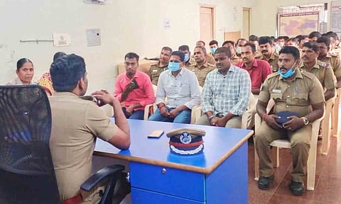 போலீசாருடன் மாநகர போலீஸ் கமிஷனர் ஏ.ஜி.பாபு ஆலோசனை நடத்திய காட்சி. 