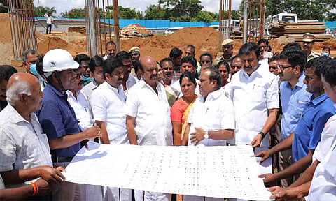கட்டுமான பணிகளை அமைச்சா்கள் சி.வி.கணேசன், மு.பெ.சாமிநாதன், கயல்விழி செல்வராஜ் ஆகியோர் பார்வையிட்டு ஆய்வு செய்த காட்சி. 