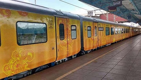 தேஜஸ் ரெயிலில் பயணிகள் வருகை குறைவு- மாதம் ரூ.1 கோடி இழப்பு ஏற்படுவதாக தகவல்