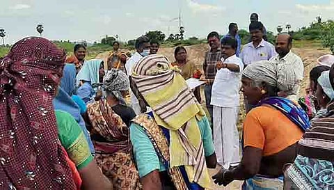100 நாள் வேலை திட்ட பணியாளர்களிடம் சண்முகையா எம்.எல்.ஏ. குறைகேட்ட போது எடுத்தப்படம். 