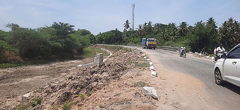 புவனகிரி குறிஞ்சிப்பாடி செல்லும் பிரதான சாலையில் வாகன ஓட்டிகள் ஆபத்தான பயணம் மேற்கொள்வதை படத்தில் காணலாம்.