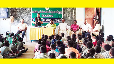 சட்ட விழிப்புணர்வு முகாமில் சார்பு நீதிபதி பரமேசுவரி பேசினார். அருகில் முதன்மை கல்வி அலுவலர் சுவாமிநாதன், மாவட்ட குழந்தைகள் பாதுகாப்பு அலுவலர் வசந்த், வட்டார கல்வி அலுவலர் பால்ராஜ் மற்றும் பலர் உள்ளனர்.