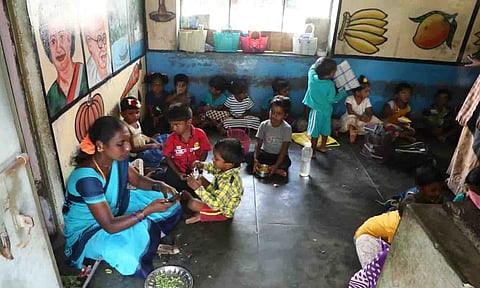 திருப்பூரில் உள்ள அங்கன்வாடி மையத்தில் மின்வசதியின்றி தவிக்கும் குழந்தைகள். 