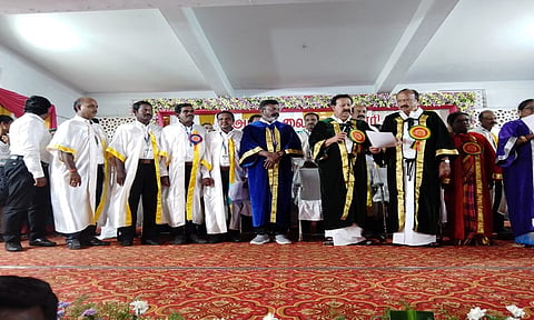 மாணவ- மாணவிகளுக்கு பட்டங்களை அமைச்சர் பொன்முடி வழங்கினார். 