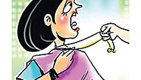 பைக்கில் சென்ற பெண்ணின் தாலிச் செயின் பறிப்பு