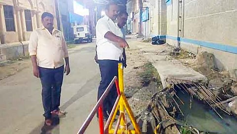 மழைநீர் வடிகால் பணிகளை மேயர் ஜெகன் பெரியசாமி ஆய்வு செய்த காட்சி.