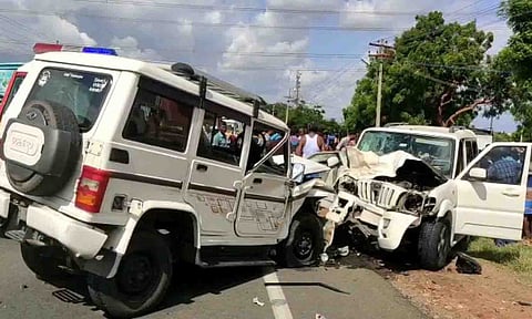 விபத்துக்குள்ளான கார்கள். 
