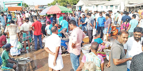 கடலூர் தேவனாம்பட்டினம் கடற்கரையில் நெய்தல் கோடை விழா நடந்தது. விழாவில் குவிந்த பொதுமக்கள் கூட்டத்தை படத்தில் காணலாம்.