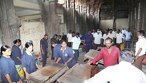  மீனாட்சி அம்மன் கோவிலில் கடைகள் அகற்றப்பட்ட காட்சி