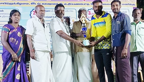 ஊராட்சி தலைவர் ஐவராஜா சிறப்பு அழைப்பாளராக கலந்துகொண்டு பரிசுகளை வழங்கினார்.