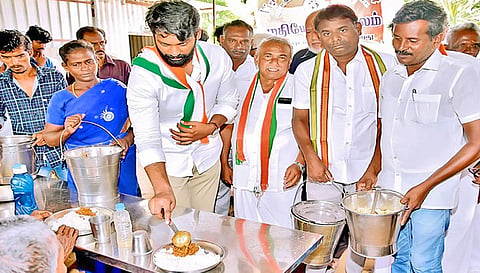 ஆறுமுகநேரி முதியோர் இல்லத்தில் ஊர்வசி அமிர்தராஜ் எம்.எல்.ஏ. அன்னதானத்தை தொடங்கி வைத்த போது எடுத்த படம். அருகில் நகர காங்கிரஸ் தலைவர் ராஜாமணி உள்ளார்.