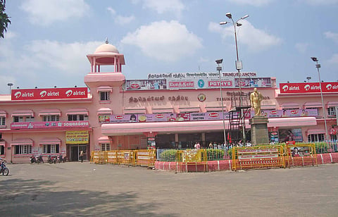 நெல்லையில் பஸ் டிக்கெட் பரிசோதகரை கத்தியால் குத்த முயன்ற டிரைவர்