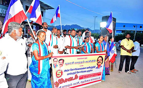 ஆர்ப்பாட்டத்தில் ஈடுபட்ட புரட்சி பாரதம் கட்சியினர்.