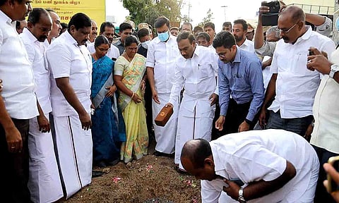 வணிகவளாகம் அமைப்பதற்கு பூமிபூஜையை நீலகிரி நாடாளுமன்ற உறுப்பினர் ஆ.ராசா கலந்துகொண்டு அடிக்கல் நாட்டினார் உடன் அமைச்சர்கள் மு.பெ.சாமிநாதன், கயல்விழி உள்ளிட்டாேர் கலந்துகொண்டனர்.