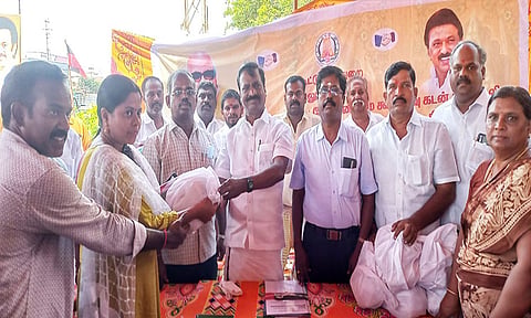 நெய்வேலி வடக்குத்து ஊராட்சி என்.ஜெ.வி நகரில் புதிய ரேஷன் கடையை திறந்து பொதுமக்களுக்கு ரேஷன் பொருட்களை சபா. ராஜேந்திரன் எம்எல்ஏ வழங்கினார்.